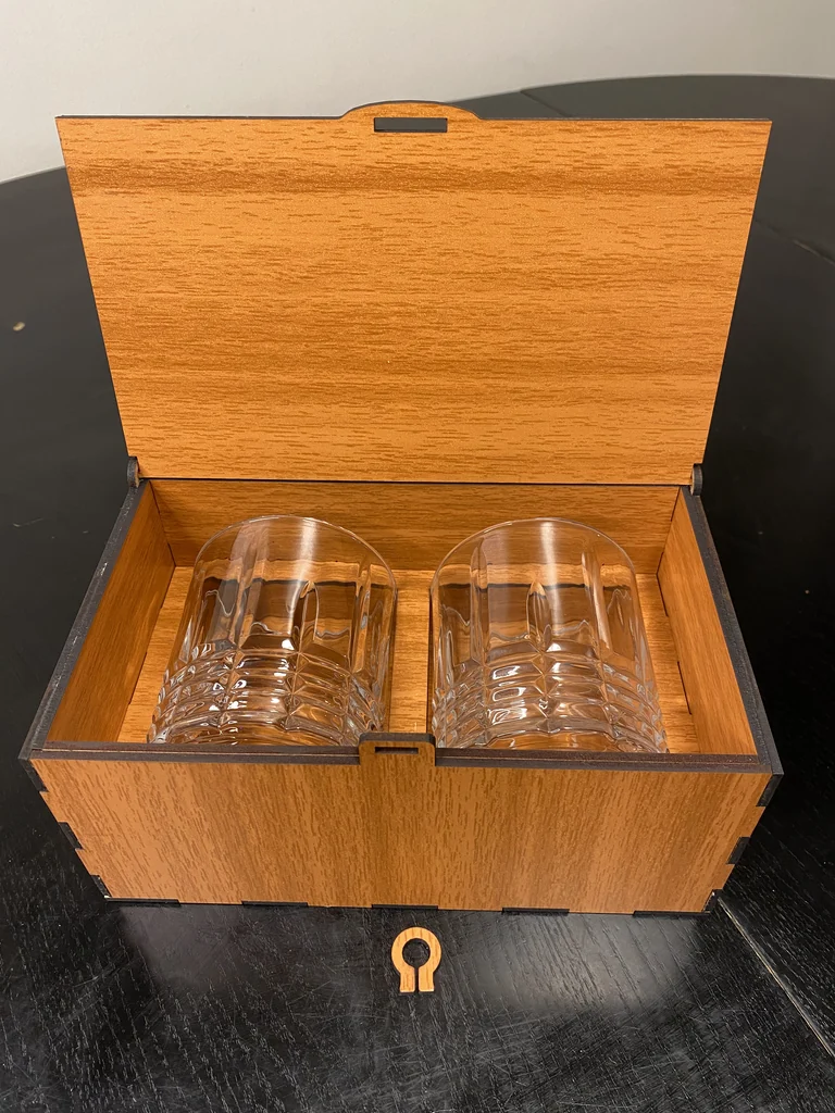Detalle de una caja de regalo personalizada