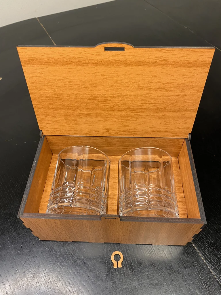 Caja personalizada de madera con dos vasos