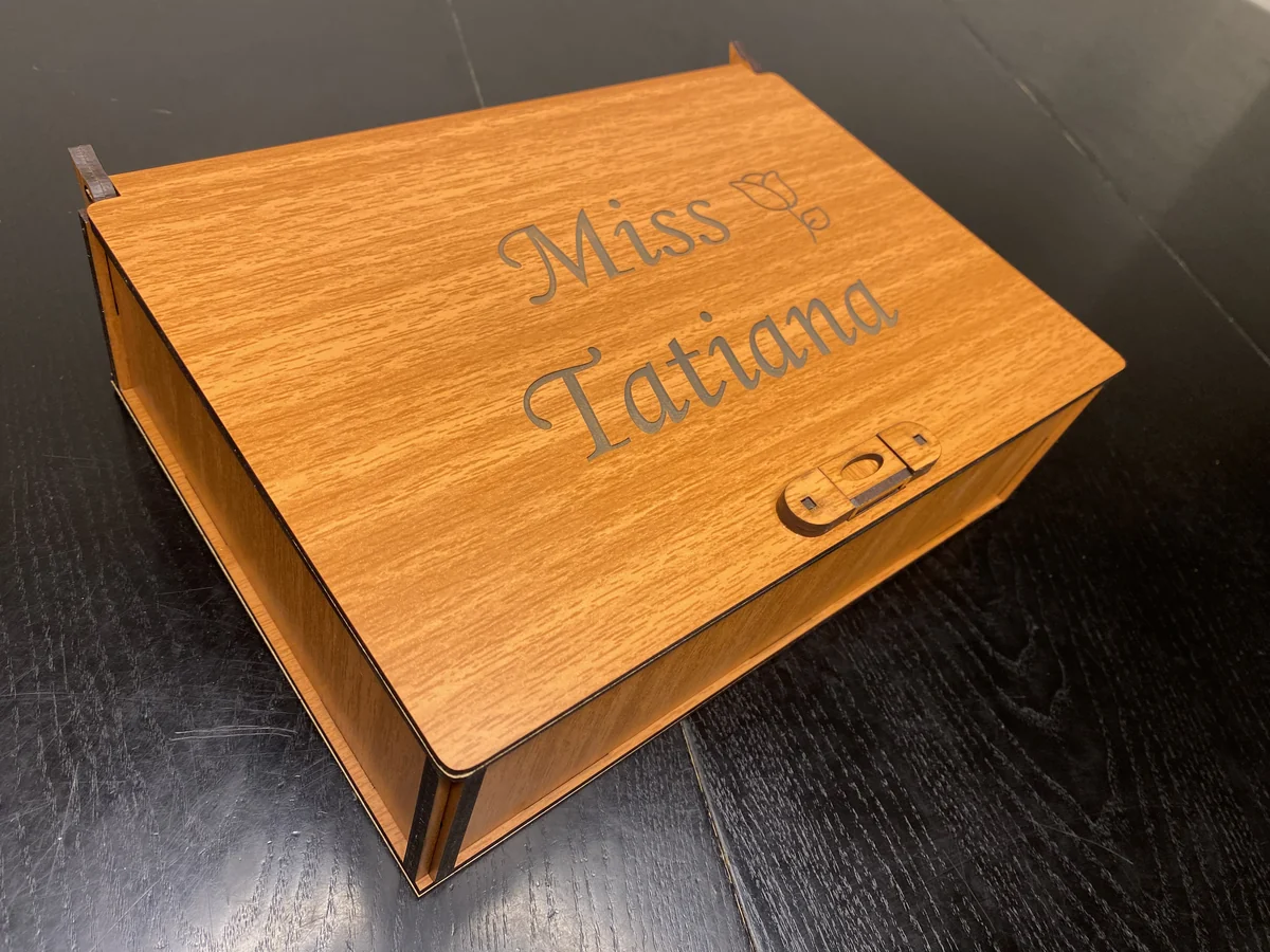 Caja de regalo personalizada con nombre grabado