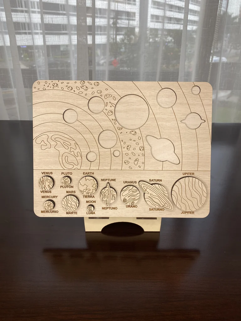 Sistema Solar educativo grabado en madera