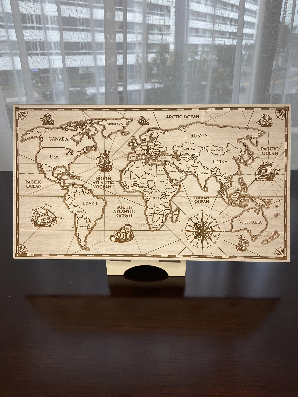 Mapa del mundo educativo de madera sobre una base
