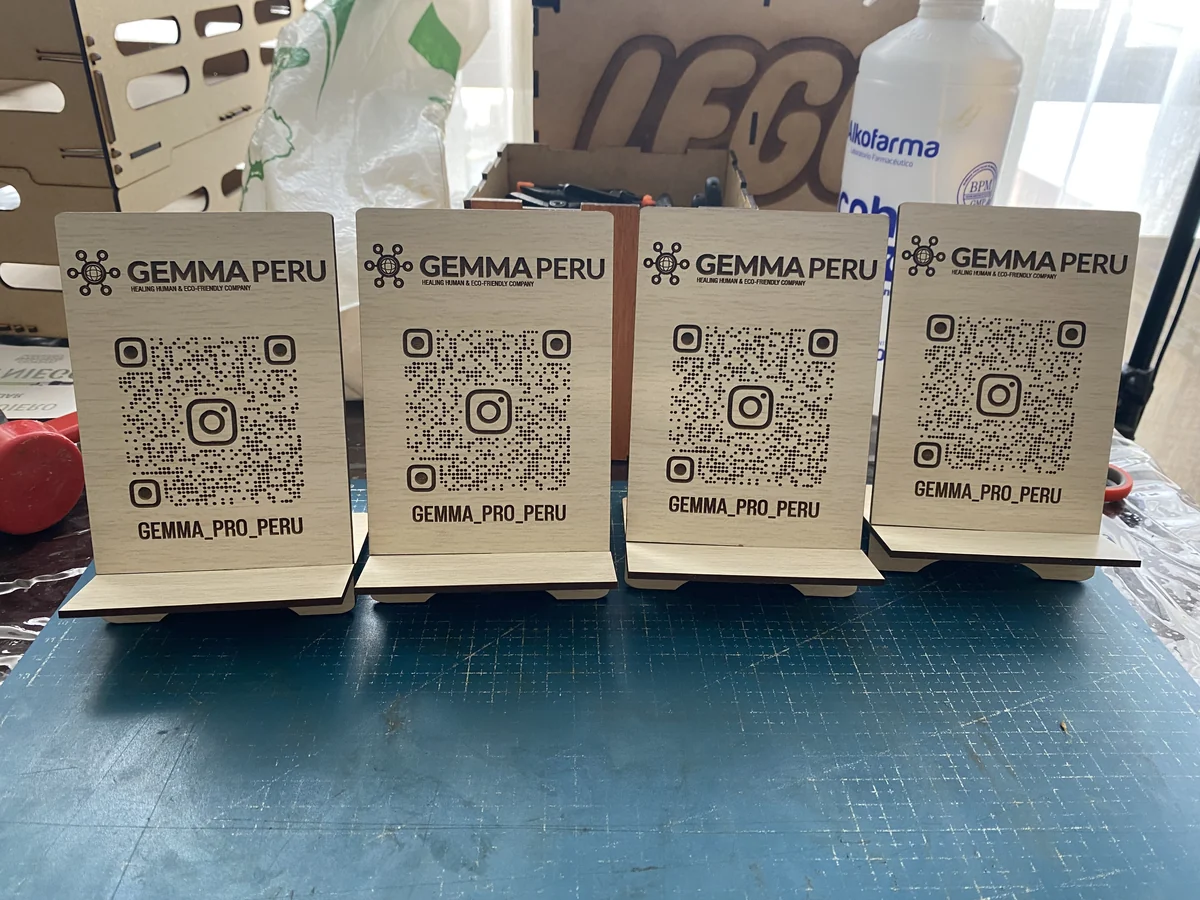 Serie de displays con códigos QR para Gemma Perú